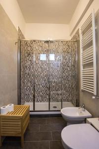坎波巴索Casa Angela的带淋浴、卫生间和盥洗盆的浴室