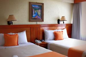 比亚埃尔莫萨贝兹扎尔酒店的酒店客房设有两张床和电话