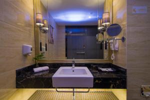 深圳深圳中天美景大酒店(宝安国际机场西乡地铁站店)的一间带水槽和大镜子的浴室