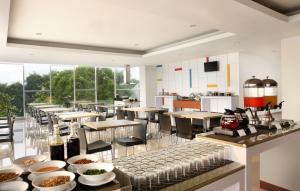 塞尔蓬赛彭唐格朗阿马里斯酒店 的一间带桌椅的用餐室和一间自助餐厅