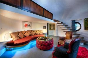 吉利阿尔Bel Air Resort的客厅设有一张大床和一个楼梯