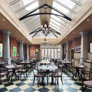 巴拉腊特克雷格皇家酒店的一间带桌椅和吊灯的用餐室