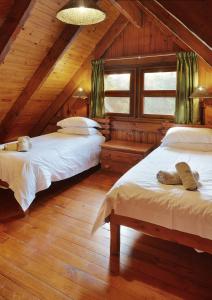 索德瓦纳湾First Group Sodwana Bay Lodge Self Catering的阁楼上的卧室配有两张床