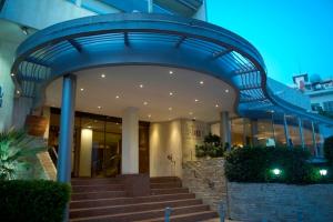 尼科西亚克娄帕特拉酒店的前方设有蓝色入口和楼梯的建筑