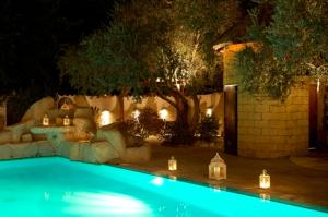 尼科西亚克娄帕特拉酒店的夜间在院子里的游泳池里