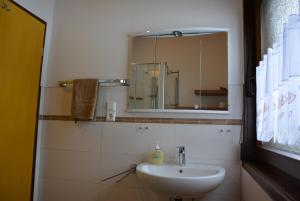 滕嫩布罗恩斯塔林威戈8号度假屋的一间带水槽和镜子的浴室