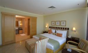 Al Qulay‘ahSeashell Julai'a Hotel & Resort Family resort的酒店客房,配有床和沙发