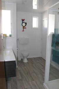 奥玛鲁罗西广场民宿的浴室配有卫生间、浴缸和水槽。