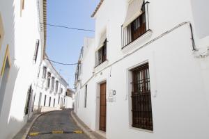 奥苏纳Casa Rural Migolla的一条空荡荡的街道,小巷里有白色的建筑