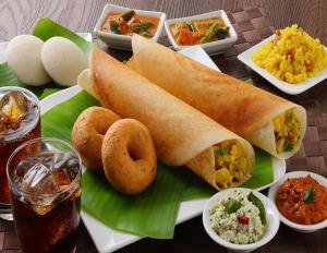 纳威孟买Hotel Fantacee的包括面包和其他食物的食品