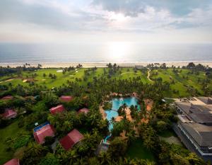 比纳里姆果阿泰姬陵酒店&度假村的享有度假村和海洋的空中景致