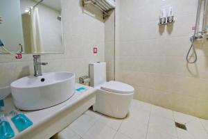 Kipekyüzi派酒店·伊宁华瑞国际商贸城店的一间带水槽、卫生间和淋浴的浴室