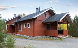 艾赫泰里Holiday Club Ähtäri Cottages的黑色屋顶的木屋