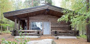 KihniöHoliday Club Pyhäniemi Cottages的木头上有一扇门的小木屋