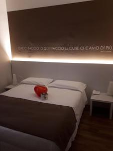 圣佩莱格里诺温泉比吉奥酒店的一张床上挂着红色电话的床