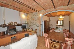 ContignanoVilla Castiglione by PosarelliVillas的带沙发和壁炉的客厅