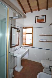 ContignanoVilla Castiglione by PosarelliVillas的一间带水槽和卫生间的浴室