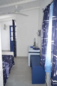 PalmeiraYacht Club Sal的一间设有蓝白色窗帘和桌子的房间
