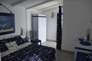 PalmeiraYacht Club Sal的卧室配有黑白床和水槽。