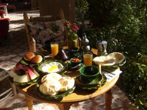 扎古拉撒哈拉扎戈拉马别墅酒店的一张桌子,上面放着食物和饮料