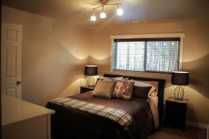 卡本代尔The 8th Street Retreat的一间卧室配有一张带两盏灯的床和一扇窗户。