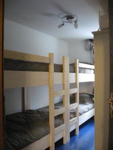 Das Kleine Glück客房内的一张或多张双层床