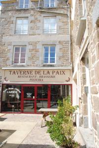 La Ferté-MacéTaverne de la paix的一座带有公园标志的建筑