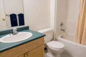 乔治王子城王子城汽车旅馆的浴室配有盥洗盆、卫生间和浴缸。