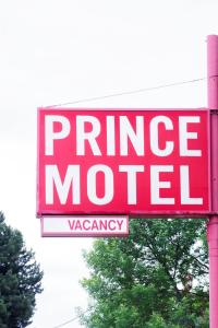 乔治王子城王子城汽车旅馆的 ⁇ 上红色的黄金汽车旅馆标志