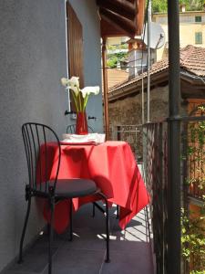 卡尼洛瑞维拉Casa Lucia的阳台上的一张桌子和红色桌布