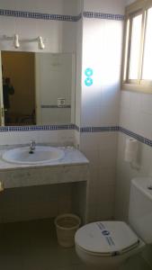莫斯托雷斯华尼托旅馆的一间带水槽、卫生间和镜子的浴室