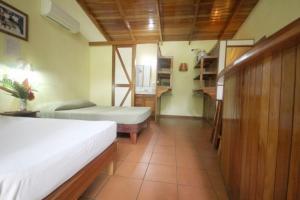 诺萨拉Nosara Paradise Rentals的一间小房间,房间内设有两张床