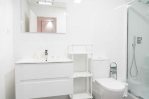 布拉加Bracara Guest House "D. Pedro V"的白色的浴室设有水槽和卫生间。