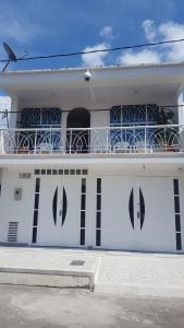 比亚维森西奥Casa Villavicencio的白色的房子,上面设有阳台