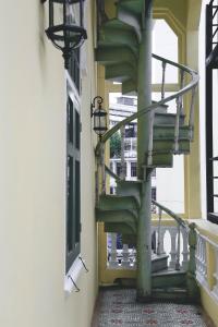 曼谷班2459酒店的大楼一侧的螺旋楼梯