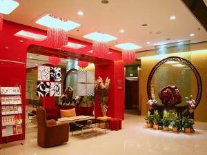 武汉天美乐饭店武汉武展店的一个带沙发和镜子的商店大堂