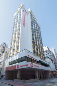 香港九龙彩鸿酒店的一座高大的建筑,上面有标志