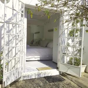 约翰内斯堡绿色公园庄园酒店的通往卧室的开放式门,卧室配有床