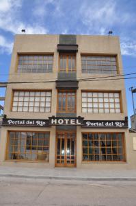 拉巴斯Hotel Portal del Río的一座带窗户的大型建筑和酒店