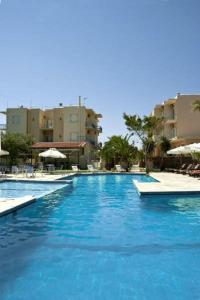 爱琴娜岛克罗诺斯安娜酒店的度假村内一个蓝色的大泳池