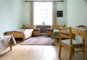 乌兰巴托扎雅旅馆的一间卧室设有两张床和窗户。