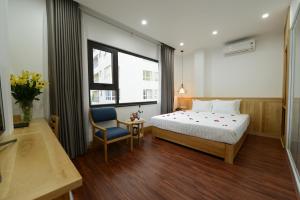 河内河内布鲁城市酒店的卧室配有床、椅子和窗户。