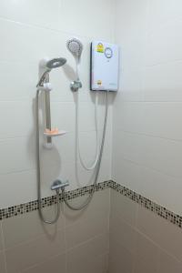 班武里府班波普拉度假村的带淋浴喷头的浴室