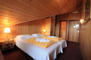 海姆瑟达尔法妮土伦酒店的一间卧室配有一张大床和两条毛巾
