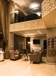 斯科普里Queen's Hotel - Zebra Centre的带沙发和椅子的客厅以及楼梯