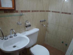 胡阿卡勒拉El Cardon Hospedaje的浴室配有白色卫生间和盥洗盆。