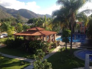 阿吉吉克La Joya del Lago的享有带游泳池的度假村的空中景致
