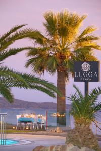 奥塔肯特Luga Boutique Hotel & Beach的棕榈树海滩上的桌椅