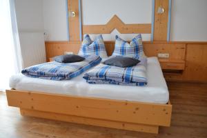 莱奥冈Gästehaus Huber的床上有2个枕头