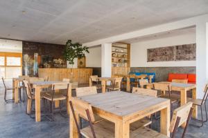 São Pedro阿奇莱生态酒店的用餐室配有木桌和椅子